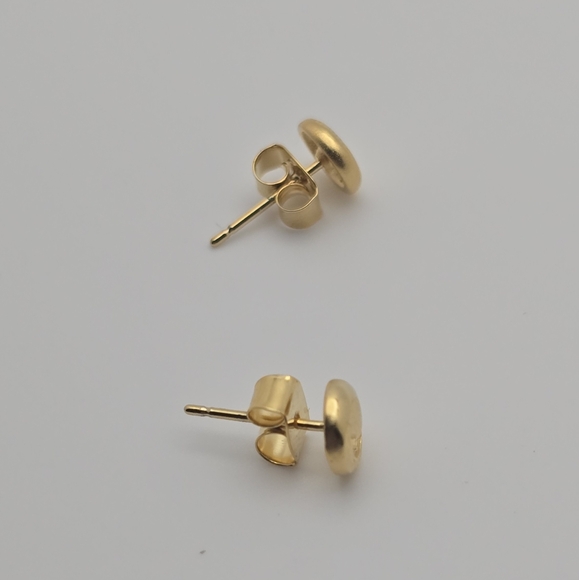 Elegant Gold  Earrings - Picture 4 of 7